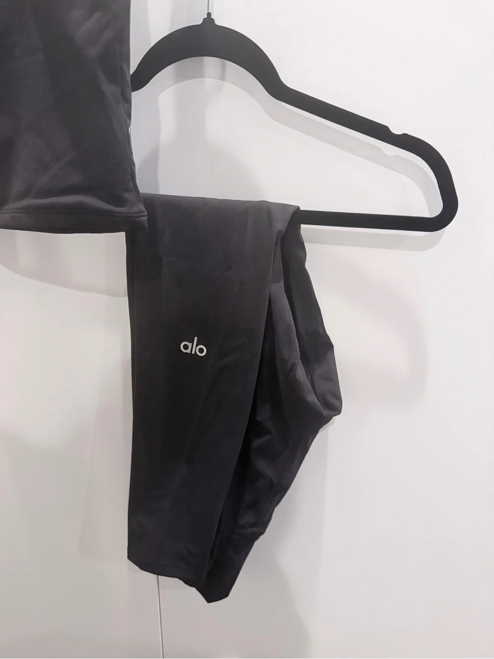 ALO Yoga Black Strappy Cropped Sports Bra with Matching Black Leggings